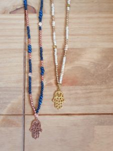 holzperlenschmuck mit hamsa hand varianten